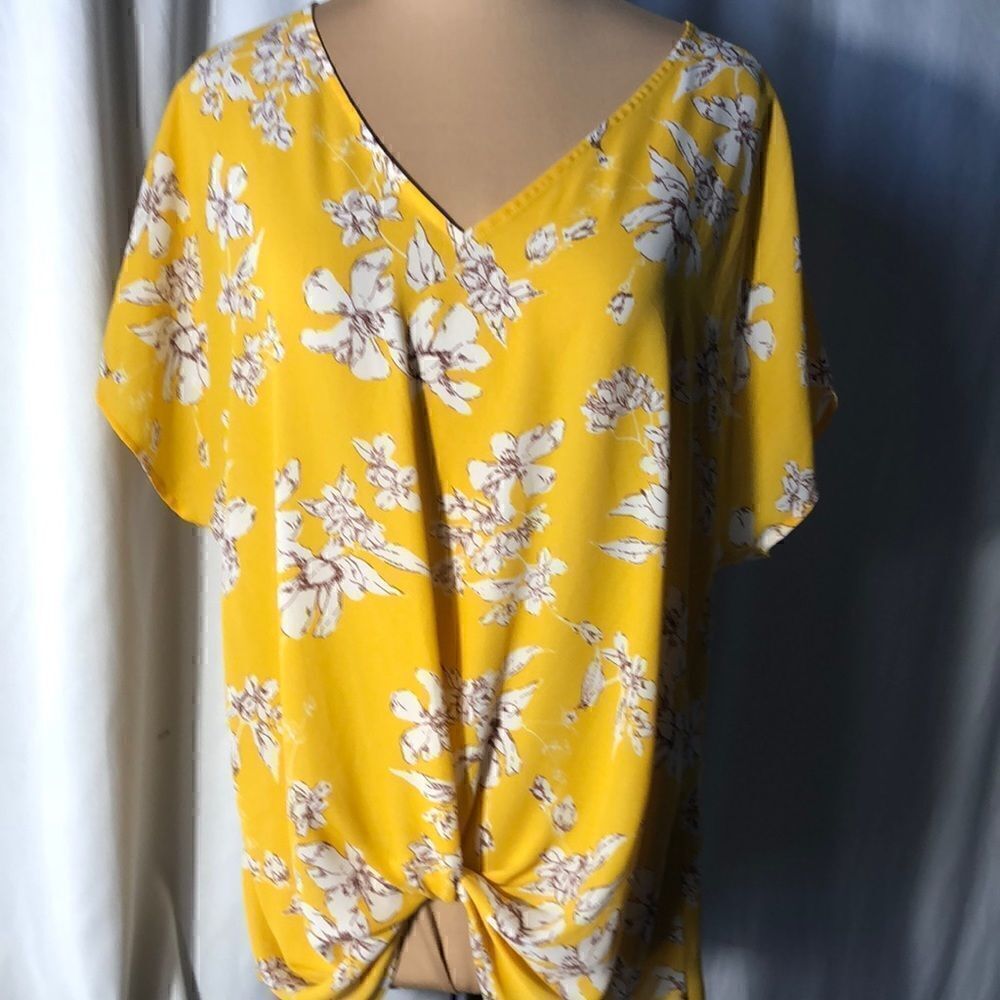 West Kei women’s medium knit front blouse
